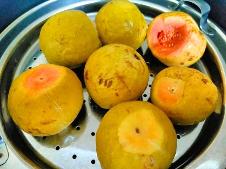 Steamed guavas
